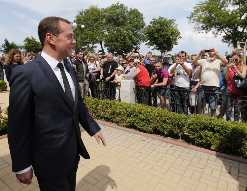Медведев на вопрос о пенсиях в Крыму: денег нет, но вы держитесь