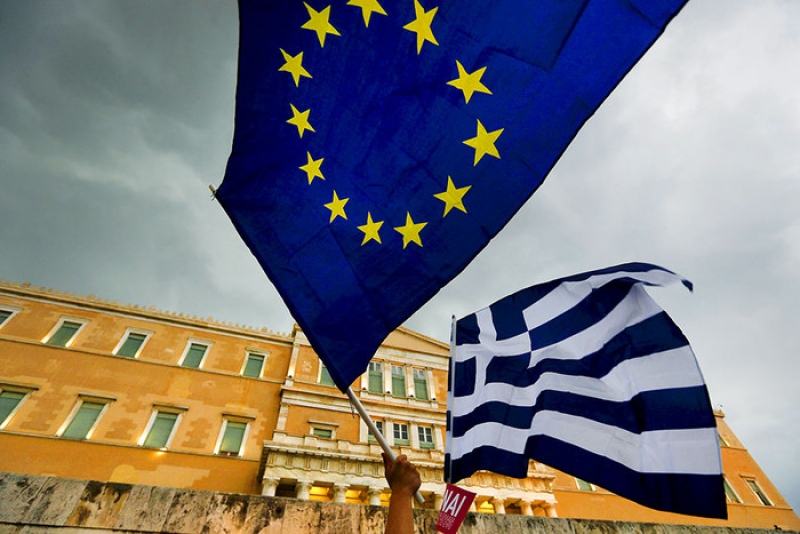 Кредиторите отпускат нов транш и облекчават дълга на Гърция